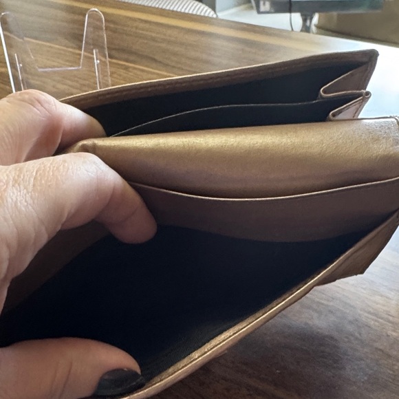 Gucci Tan Wallet with Heart Clasp - Picture 9 of 16